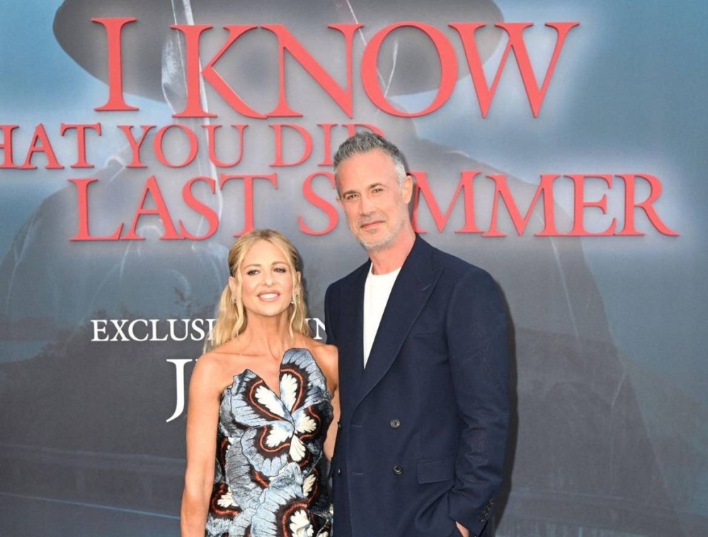 سارة ميشيل غيلر تتألق بفستان الفراشات في العرض الأول لفيلم الرعب المنتظر