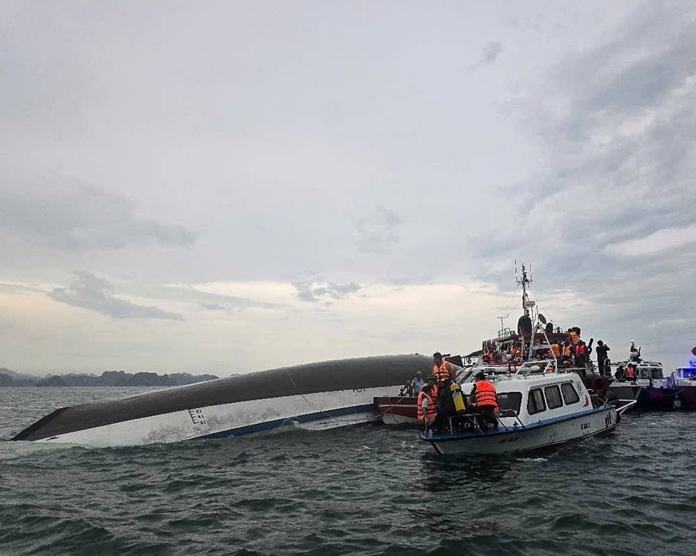 عاصفة فيبا تضرب فيتنام وتسبب انقلاب قارب يسفر عن مقتل 34 سائحاً في خليج هالونج