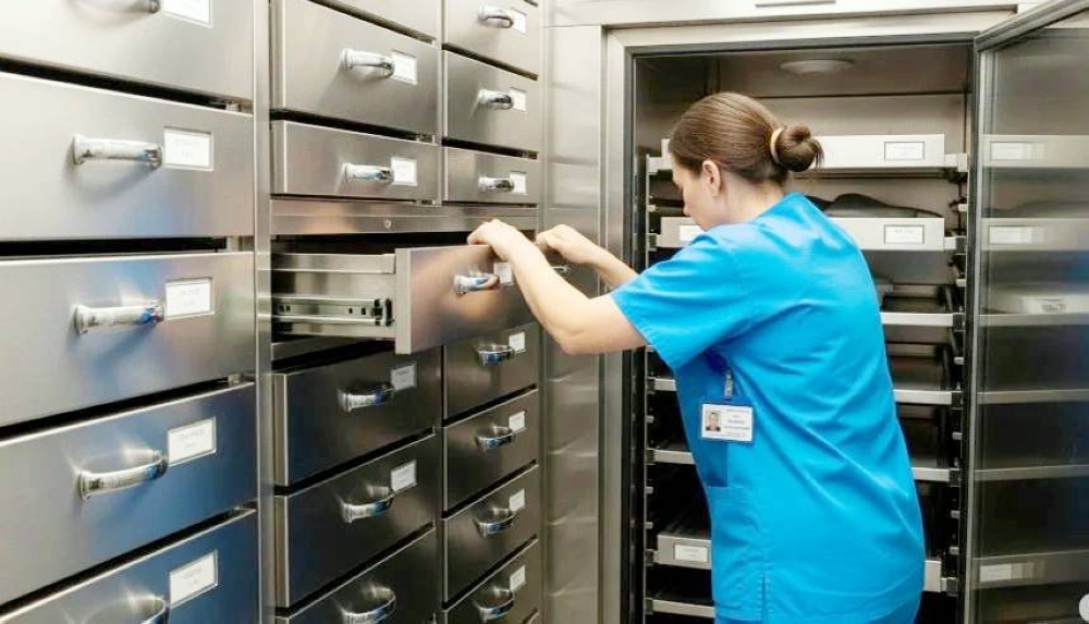 عاملة مشرحة تفجر مفاجآت عن سلوكيات غريبة للموت في السعودية