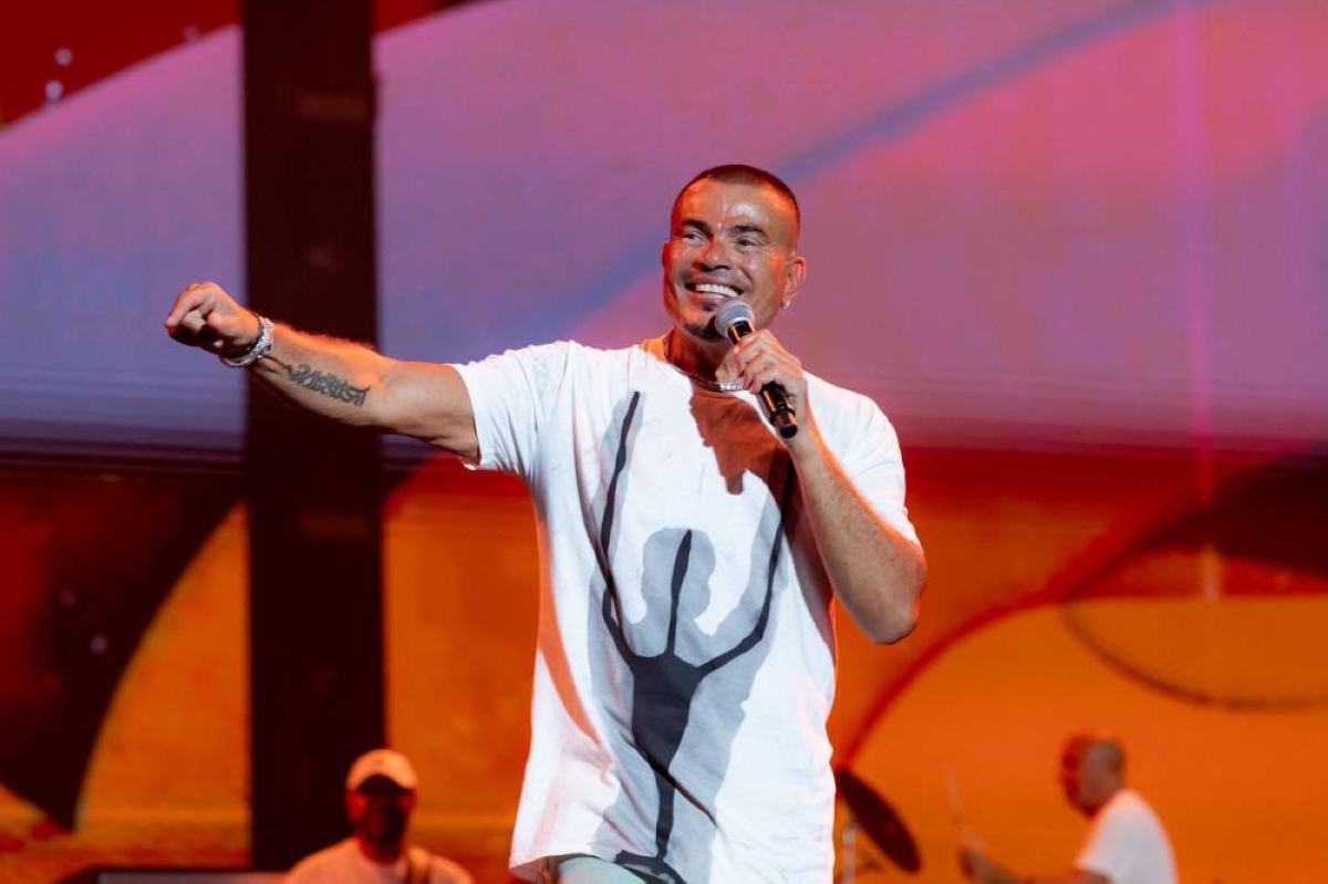 عمرو دياب يشعل أجواء الرياض بحفل استثنائي في مسرح أبو بكر سالم