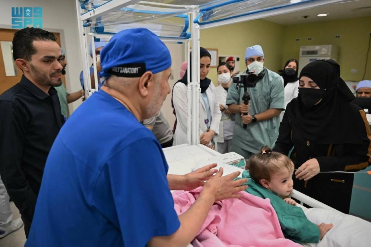 فصل التوأم السوري الملتصق سيلين وإيلين في مستشفى الملك عبدالله التخصصي للأطفال بالرياض