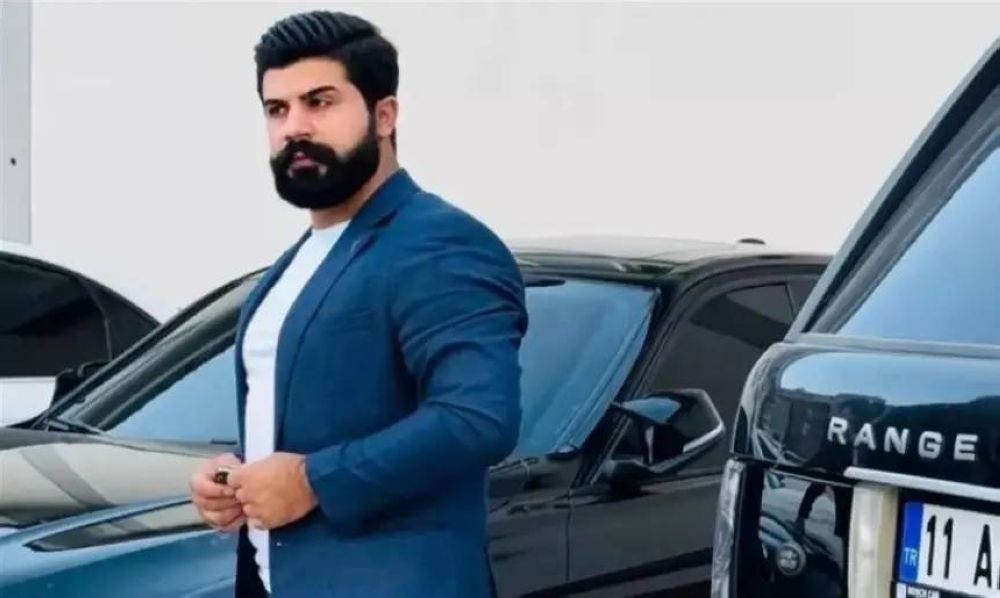 مقتل عارض أزياء معروف أمام بناته داخل السيارة في حادث مروع بالسعودية