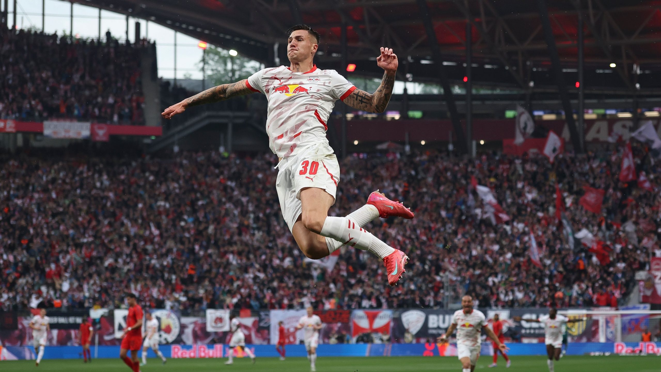 مهاجم لايبزيج يكشف تفاصيل موقفه من العروض السعودية