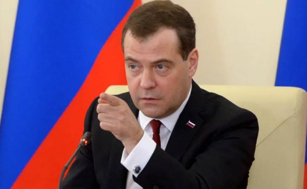 ميدفيديف يوجه تحديًا لترمب حول التوترات الروسية الأمريكية والإنذارات تثير مخاوف الحرب