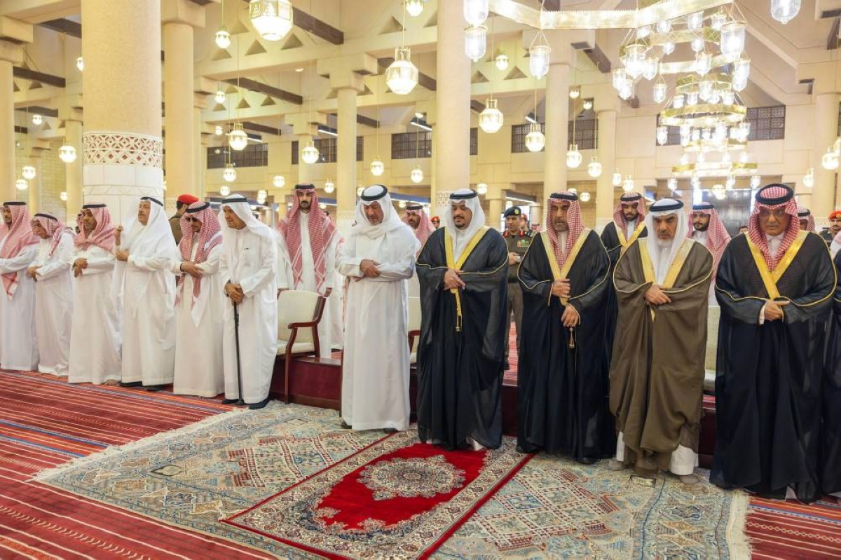 نائب أمير الرياض يشارك في صلاة الجنازة على والدة الأمير عبدالرحمن